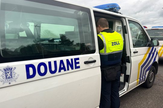 Zoll-Mitarbeiter an einem Fahrzeug bei einer Großkontrolle