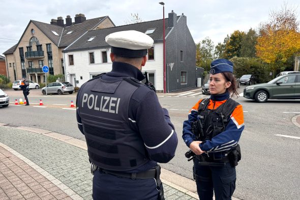 Polizei und Zoll bei der Großkontrolle - hier in Lichtenbusch