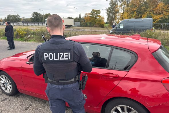 Polizei und Zoll bei der Großkontrolle - hier in Lichtenbusch