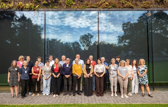 Gruppenfoto der 7. Bürgerversammlung vor dem Gebäude des PDG
