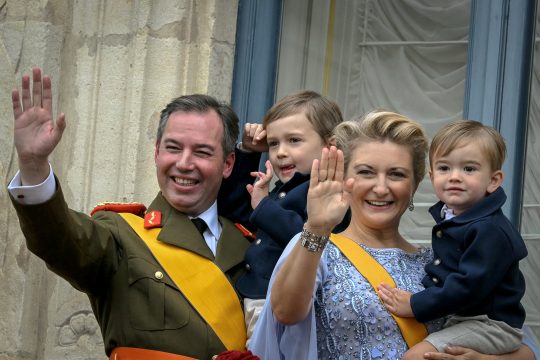Großherzog Guillaume mit seiner Familie auf dem Balkon des Palastes