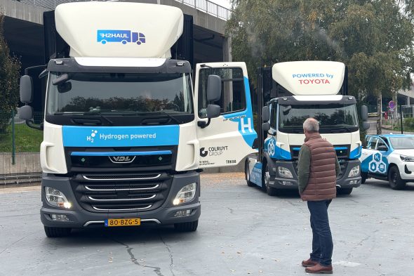 Menschen begutachten die Wasserstoff-LKW in Spa-Francorchamps