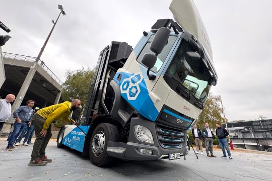 Menschen begutachten die Wasserstoff-LKW in Spa-Francorchamps