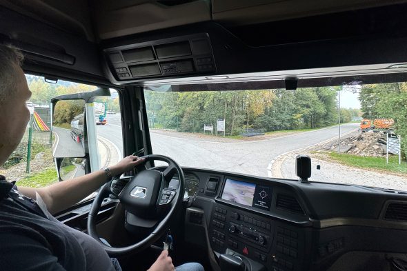 Die Sicht des Beifahrers in einem Wasserstoff-LKW in Spa-Francorchamps