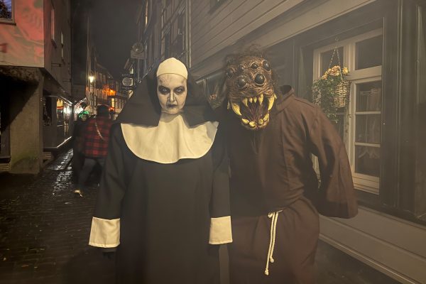 Zwei verkleidete Gestalten: eine im Nonnenkostüm, eine im Mönchskostüm mit Monstermaske