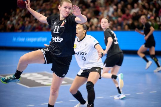 Spielerinnen beim Spiel der Black Arrows gegen Deutschland in Aktion auf dem Spielfeld