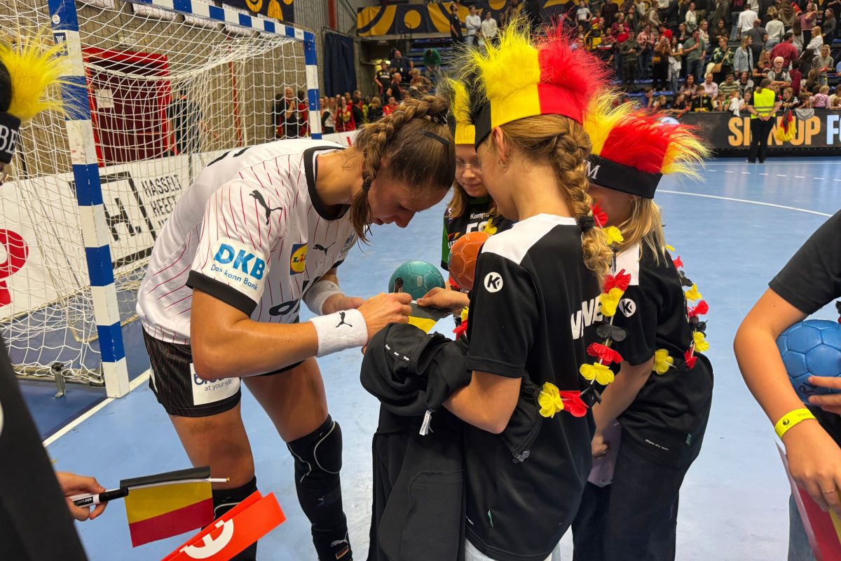 Spielerin Xenia Smits gibt jungen belgischen Handball-Fans Autogramme