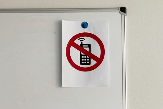 Handyverbots-Schild auf einer Tafel