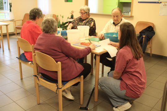 Die Bewohner im Haus Vitus in St. Vith bereiten das Essen vor