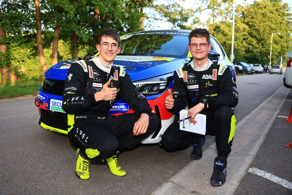 Tom Heindrichs und Jonas Schmitz vor ihrem E-Opel