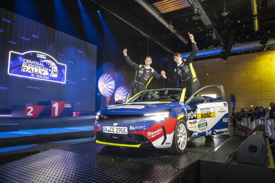Tom Heindrichs und Jonas Schmitz im Ziel der Rallye Zentraleuropa