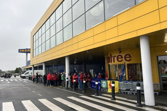 Mitarbeiter blockieren das Ikea-Geschäft In Hognoul
