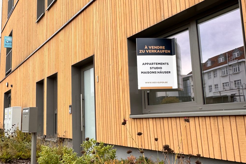 "Zu verkaufen"-Schild an einem Haus