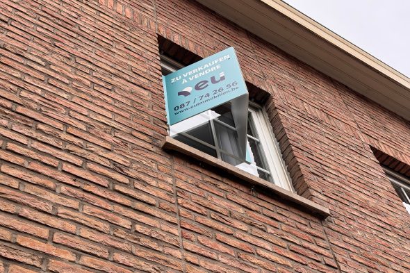 "Zu verkaufen"-Schild an einem Haus