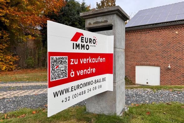 "Zu verkaufen"-Schild an einem Haus