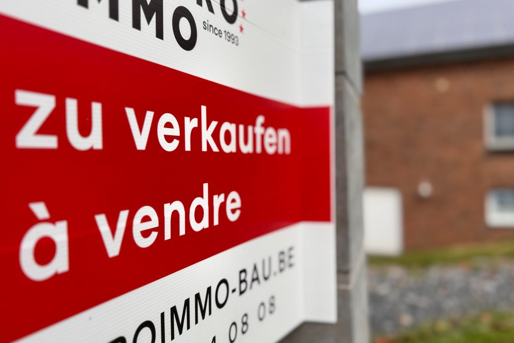 "Zu verkaufen"-Schild an einem Haus