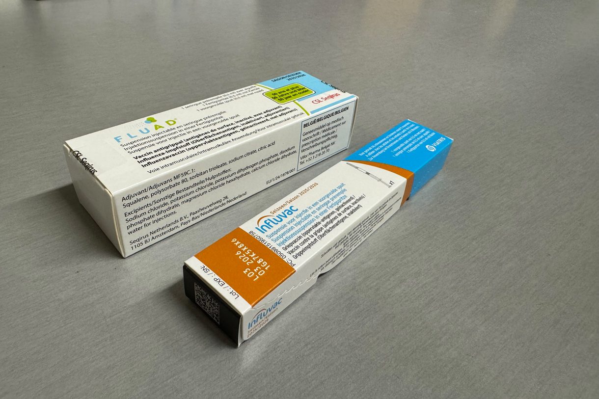 Der neue Grippeimpfstoff Fluad und der bewährte Impfstoff Influvac liegen auf dem Tresen