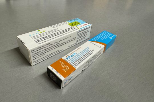 Der neue Grippeimpfstoff Fluad und der bewährte Impfstoff Influvac liegen auf dem Tresen