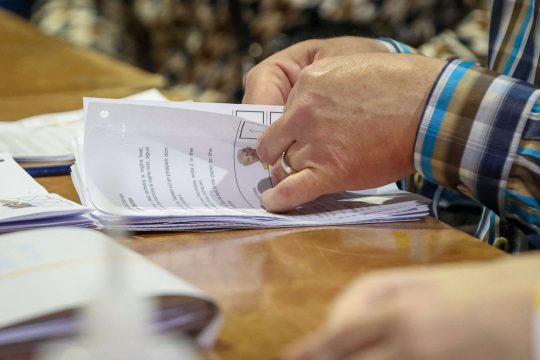 Zählen der Wahlzettel in der irischen Hauptstadt Dublin