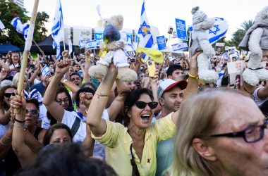 Menschen jubeln in Tel Aviv