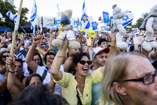 Menschen jubeln in Tel Aviv