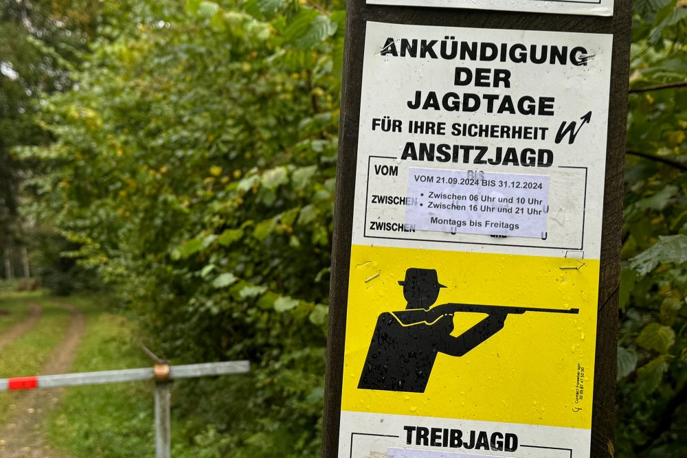 Schild im Wald mit der Warnung: Achtung Jagdsaison