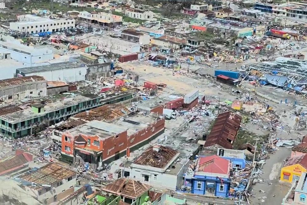 Dieser Screenshot aus einem Luftbildvideo zeigt beschädigte Gebäude in St. Elizabeth Parish auf Jamaika
