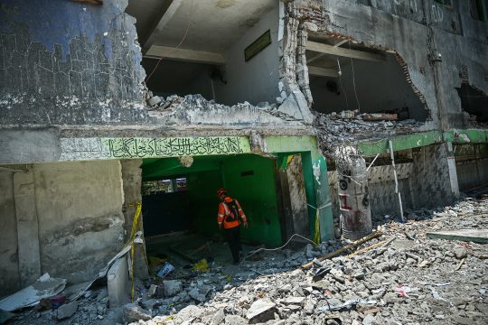 Rettungskräfte vor der eingestürzten Schule in Indonesien