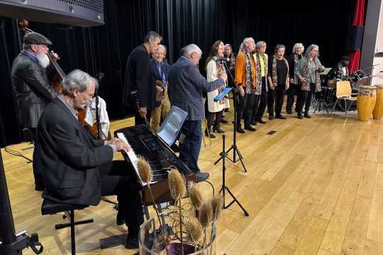 Der Chor Joyful Spirit steht auf der Bühne