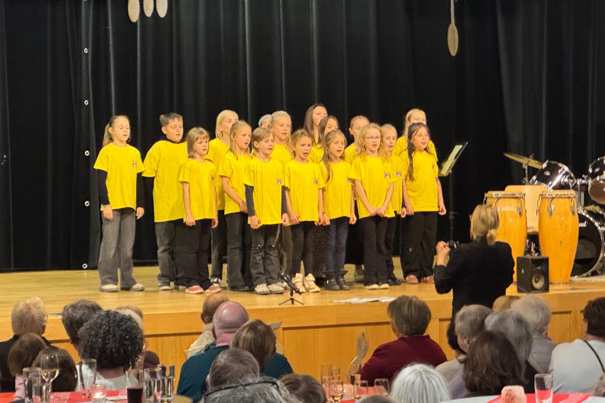 Der Kinderchor Raeren steht auf der Bühne