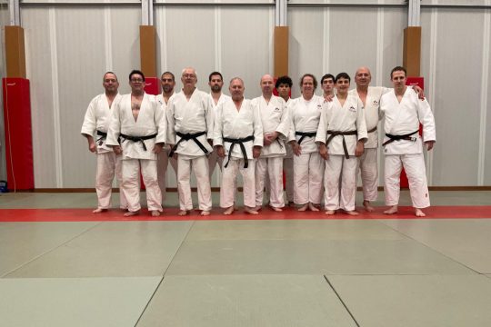 Zwölf Teilnehmer an der Trainerausbildung aus den ostbelgischen Judo/Ju-Jutsu Vereinen und Patrick Packes