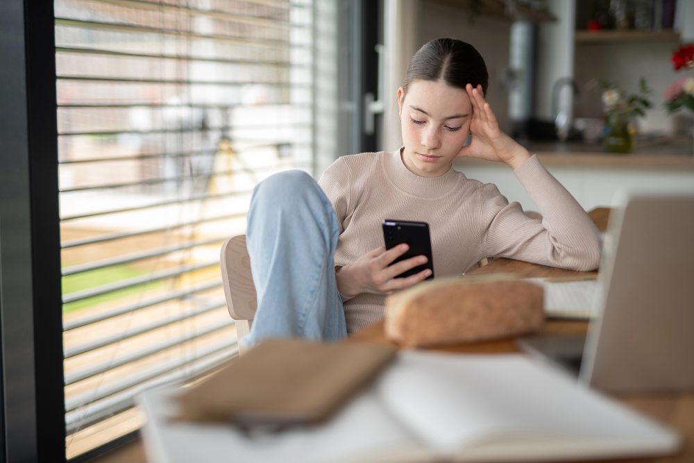 Jugendliche mit Smartphone