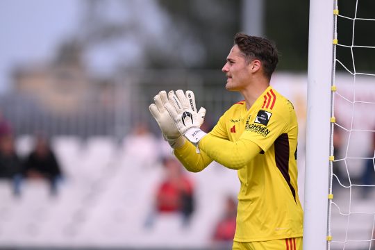 Julian Renner, Ersatztorhüter der AS Eupen, steht vor dem Tor