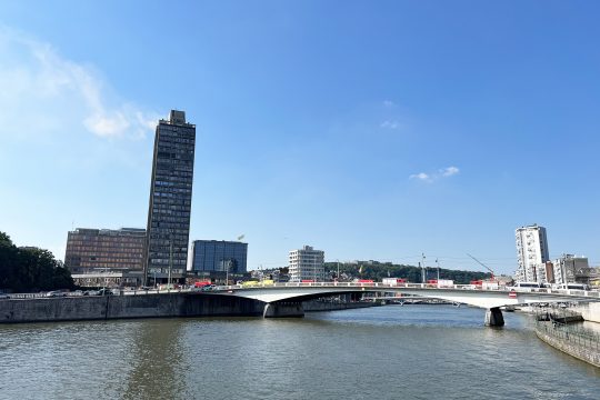 Rauch über dem Kennedy-Turm in Lüttich am Tag des Brandes