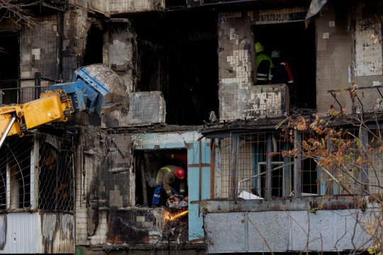 Rettungskräfte untersuchen ein von Drohnen getroffenes Wohngebäude