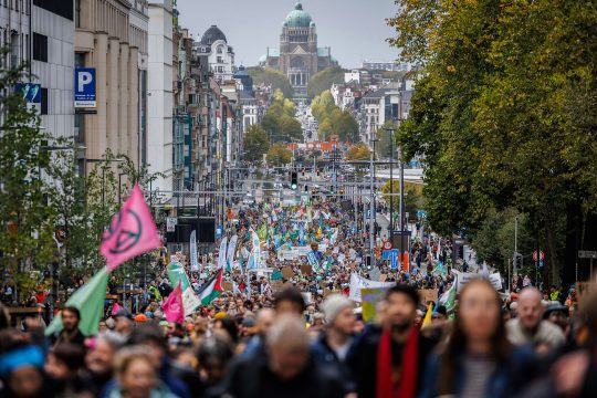 Tausende Menschen ziehen beim Klimamarsch durch Brüssel - im Hintergrund erkennt man die Basilika von Koekelberg