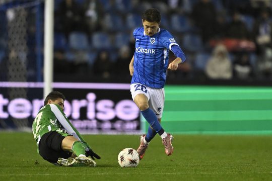 Rodrigo Riquelme von Real Betis im Zweikampf mit Konstantinos Kos Karetsas vom KRC Genk