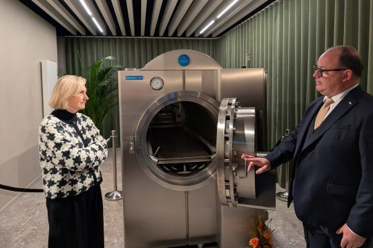 Die flämische Ministerin Hilde Crevits und der Krematoriums-Geschäftsführer Tom Wustenberghs bei der Projekt-Vorstellung