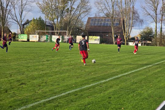 Spieler des USFC Elsenborn mit Spielern des KSC Lontzen auf dem Fußballfeld