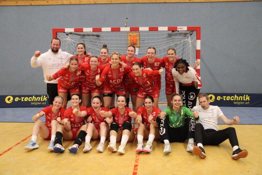 Die KTSV-Damen bejubeln ihren fünften Saisonsieg