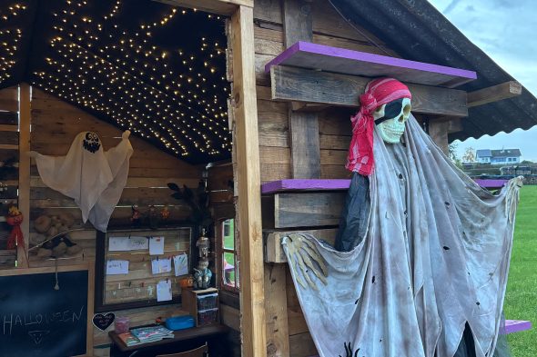 Blick ins Innere mit Sternenhimmel und Malecke