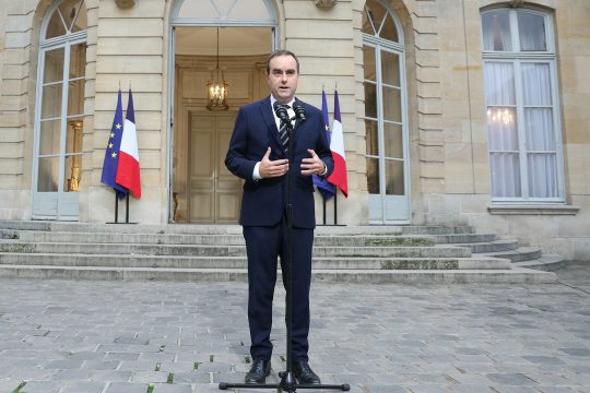 Frankreichs neuer Premierminister Sébastien Lecornu bei einer Pressekonferenz vor dem Hotel Matignon in Paris