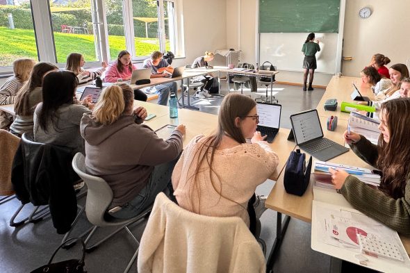 Schüler im Unterricht an der Autonomen Hochschule (AHS)