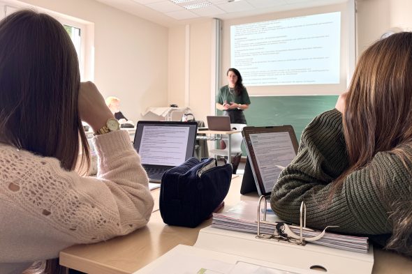 Schüler im Unterricht an der Autonomen Hochschule (AHS), an der Tafel spricht eine Lehrerin