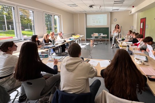 Schüler im Unterricht an der Autonomen Hochschule (AHS)