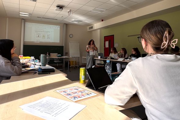 Schüler im Unterricht an der Autonomen Hochschule (AHS)