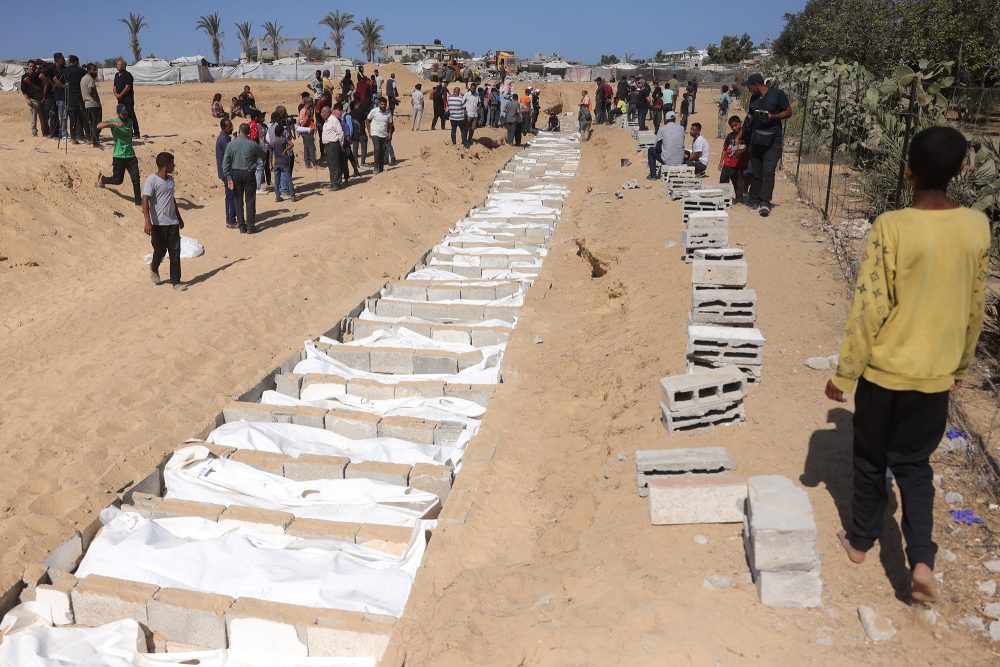 Gräber mit toten Palästinensern im Gazastreifen