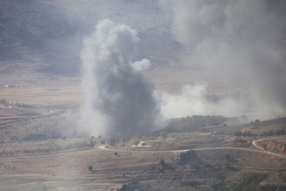 Rauch steigt nach einem israelischen Luftangriff auf den Rand des südlibanesischen Dorfes Ej Jarmaq auf