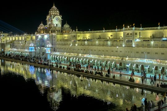 Beleuchteter Goldener Tempel in Amritsar
