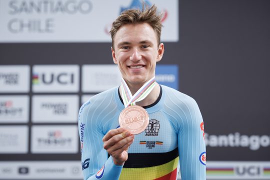 Lindsay De Vylder präsentiert stolz seine Bronzemedaille